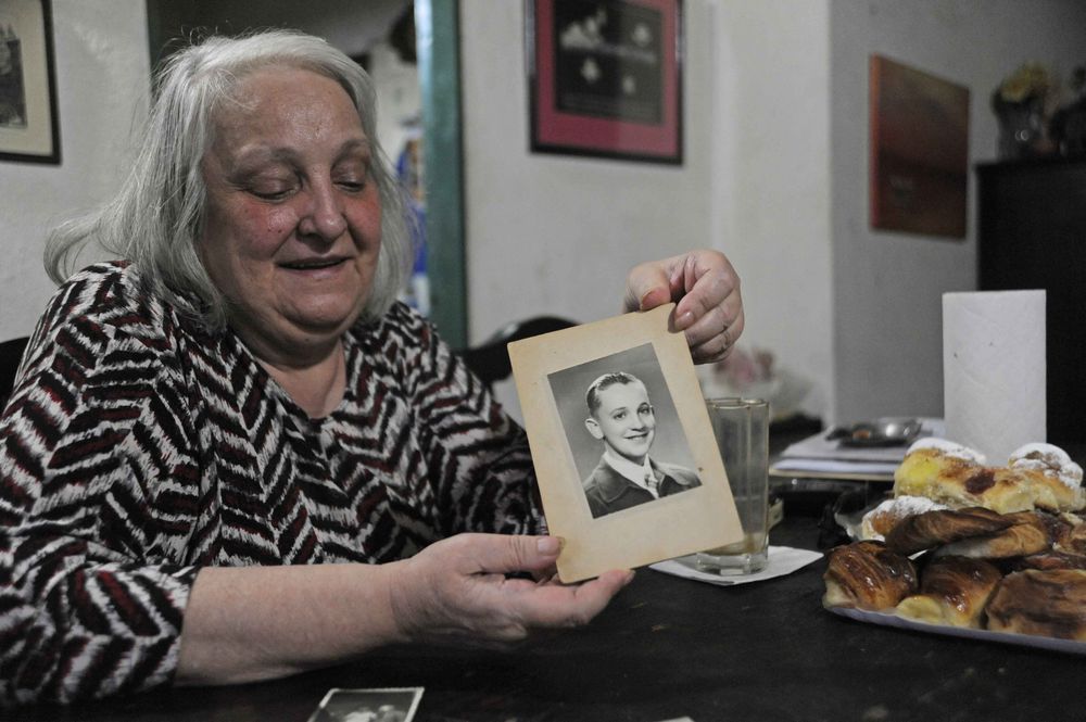 Fotografía del 1 de abril de 2013 de la hermana del papa Francisco, María Elena Bergoglio, habla durante una entrevista en Ituzaingó, Buenos Aires (Argentina). El papa Francisco falleció este lunes a las 7.35 horas (5.35 GMT), a los 88 años de edad, en su residencia de la Casa Santa Marta, anunció en un vídeo mensaje el camarlengo, el cardenal Kevin Joseph Farrel.&nbsp;