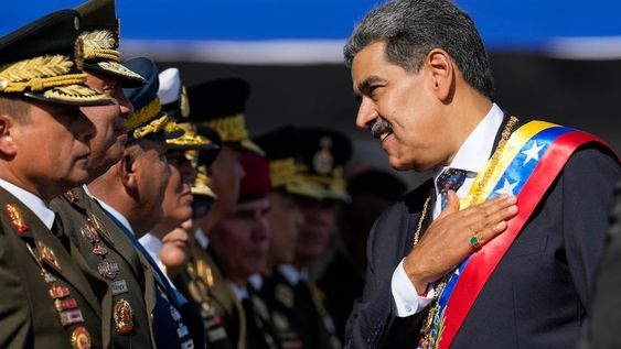 El presidente de Venezuela, Nicolás Maduro, habla con militares de alto rango durante una ceremonia militar en la jornada de su toma de posesión para un tercer mandato en el cargo, en Caracas, Venezuela, el 10 de enero de 2025.