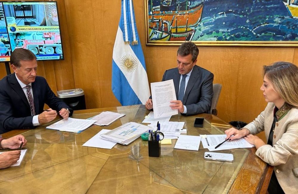 Rodolfo Suárez y Sergio Massa firman el convenio por El Baqueano.