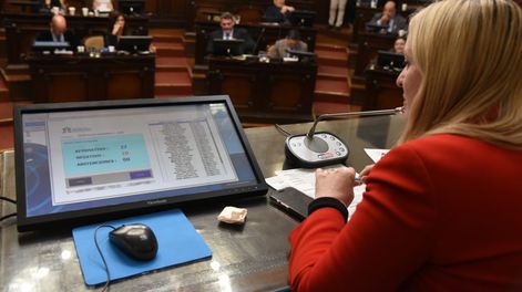 La vicegobernadora Hebe Casado al frente de la sesión del Senado provincial.