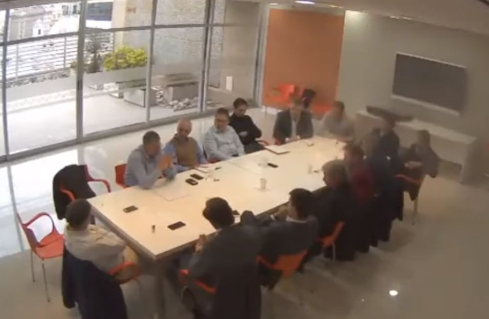La reunión donde se habló de armar causas judicial y que se muestra en el video (Captura de video).