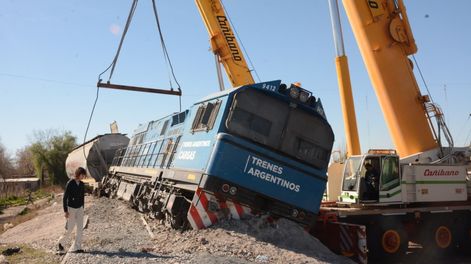 Descarriló un tren de cargas en Las Heras, terminó volcado sobre la calle y desplegaron un operativo para removerlo