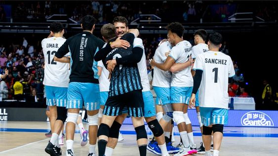 El combinado nacional continua su gran camino por la Nations League y venció al dueño de casa 25-18, 23-25, 23-25, 43-41 y 15-12 en un duelo para los libros de historia. / Gentileza.