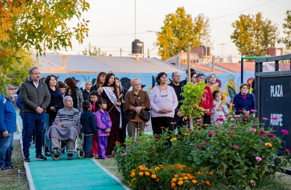 Stevanato inauguró la Plaza del Barrio Amupe II