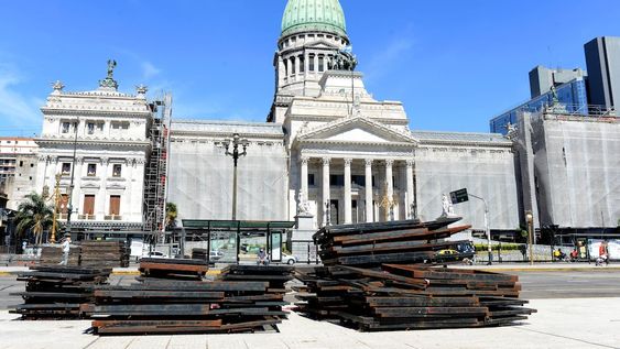 Este lunes comenzaron a instalar las vallas en la plaza del Congreso para separar a “verdes” y “celestes” durante el debate del proyecto, que empezará mañana. Foto: Télam