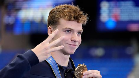 El francés Leon Marchand tras ganar la medalla de oro en los 200 metros combinados en el Mundial de natación, el jueves 27 de julio de 2023. (AP Foto/Lee Jin-man)