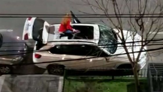 Por motivos que aún se desconocen se puede ver en el video viralizado como la mujer, se sube al vehículos con un matafuegos en la mano y comienza a destruir el auto de alta gama.