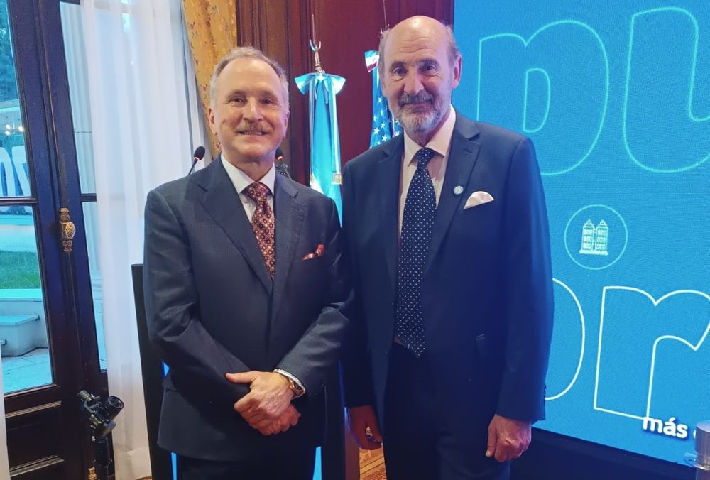 El embajador de Estados Unidos en Argentina, Peter Lamelas, junto al ministro de Producción de Mendoza, Rodolfo Vargas Arizu, durante el cocktail de fin de año de la Cámara de Comercio de los Estados Unidos en el país.