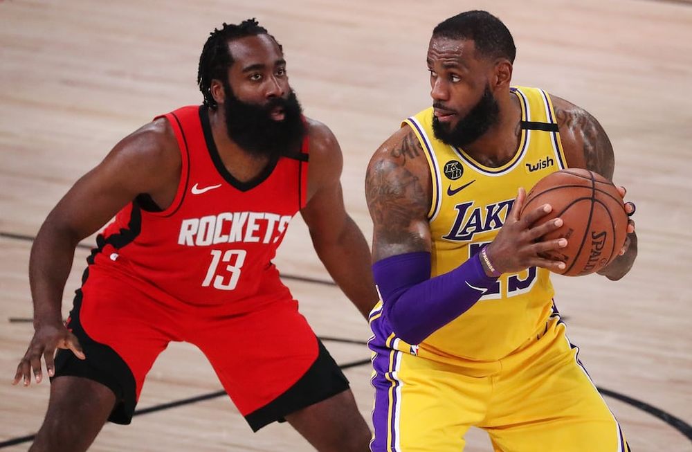 Choque de titanes: Harden y LeBron, en el duelo por el balón.