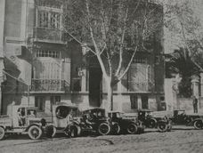 MENDOZA 19/10/04   SUPLEMENTO 125 ANIVERSARIOFACHADA DEL EDIFICIO DE DIARIO LOS ANDES EN LA DECADA DEL 30 CON LOS VEHICULOS PARA EL REPARTO DE LOS DIARIOS FOTO: CLAUDIO GUTIERREZ / LOS ANDES