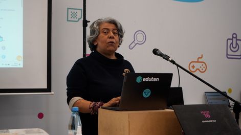 La profesora finlandesa, Martha López de Makinen, trabaja con profesores de primaria y secundaria de Mendoza para que adquieran recursos para el uso de la plataforma Eduten