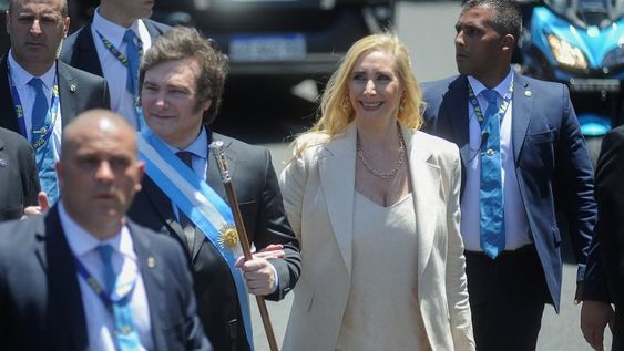 El presidente Javier Milei y su hermana Karina, secretaria general de Presidencia, durante la ceremonia de investidura (Foto: Clarín)