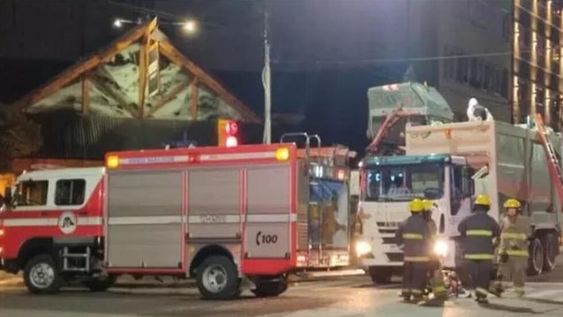 En diciembre del 2021 ocurrió un incidente parecido cuando una persona se acostó a dormir adentro de un contenedor de basura y murió al ser volcada en el camión compactador Foto: La Opinión Austral.