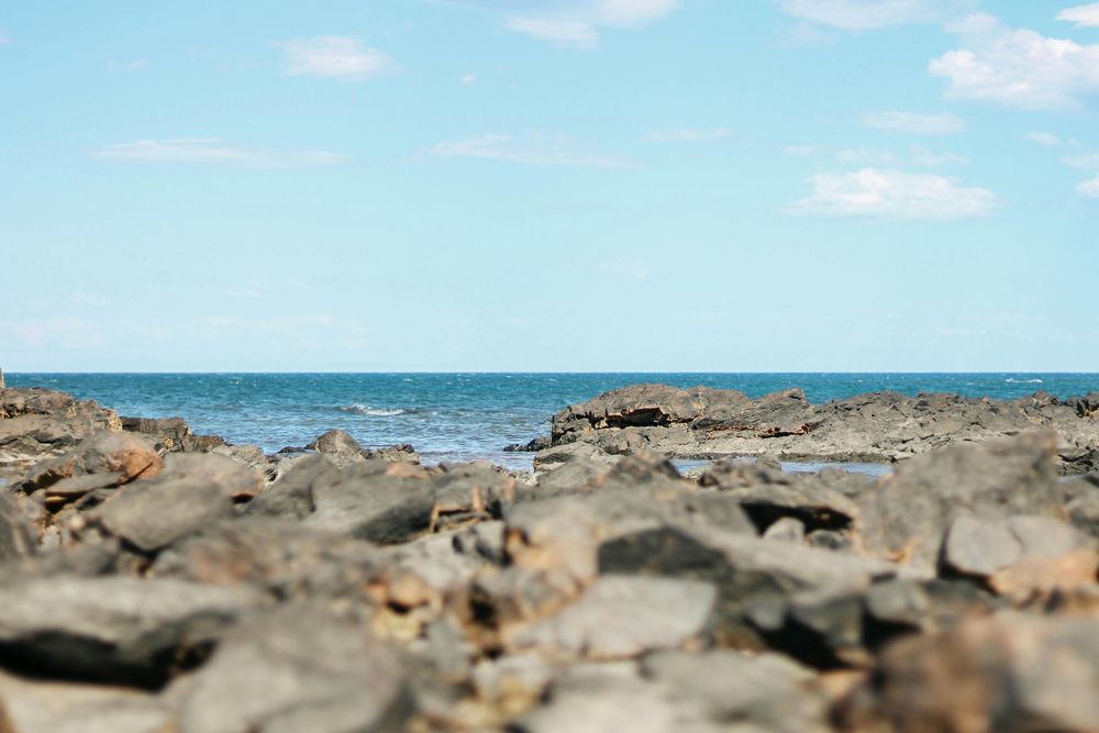 Las Grutas, extensas playas de arena blanca, imponentes acantilados que se elevan hacia el cielo.