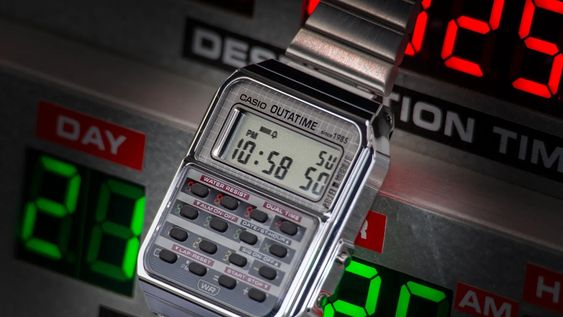 El reloj Casio CA-500WEBF-1A revive la estética retro de los 80 con detalles inspirados en el DeLorean y la tecnología de Volver al Futuro. El reloj Casio CA-500WEBF-1A revive la estética retro de los 80 con detalles inspirados en el DeLorean y la tecnología de Volver al Futuro.