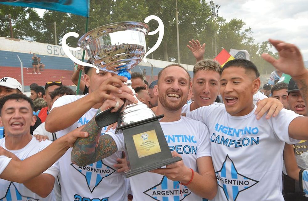 Herensperger, Almeida y Villalobos encabezan el festejo del Atlético Argentino, que recibió el trofeo en el campo de juego en medio de una invasión de fanáticos. Foto: Cristian Guzzo /  Los Andes