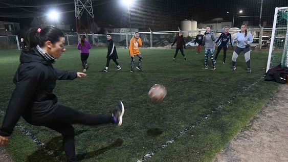 El aumento de mujeres que juegan a la pelota por hobby es un hecho que confirman también los dueños de los complejos de canchas. | Foto: José Gutiérrez / Los Andes