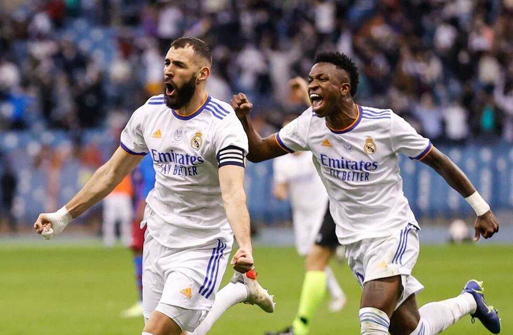 Karim Benzema y Vinícius, siempre presentes en el marcador para el Real Madrid que superó al Barcelona en el clásico por la Supercopa Española. (AP)