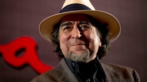 ARCHIVO - El cantautor español Joaquín Sabina responde preguntas durante una conferencia de prensa en la Ciudad de México el 29 de abril de 2015. (Foto AP/Rebecca Blackwell, archivo)
