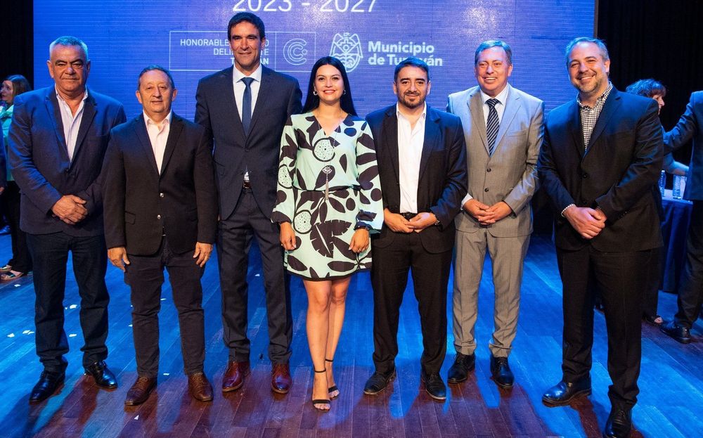 Los seis intendentes del PJ: Edgardo González (Lavalle), Celso Jaque (Malargüe), Emir Andraos (Tunuyán), Flor Destéfanis (Santa Rosa), Fernando Ubieta (La Paz) y Matias Stevanato (Maipú). Los acompaña el diputado nacional Martín Aveiro. 