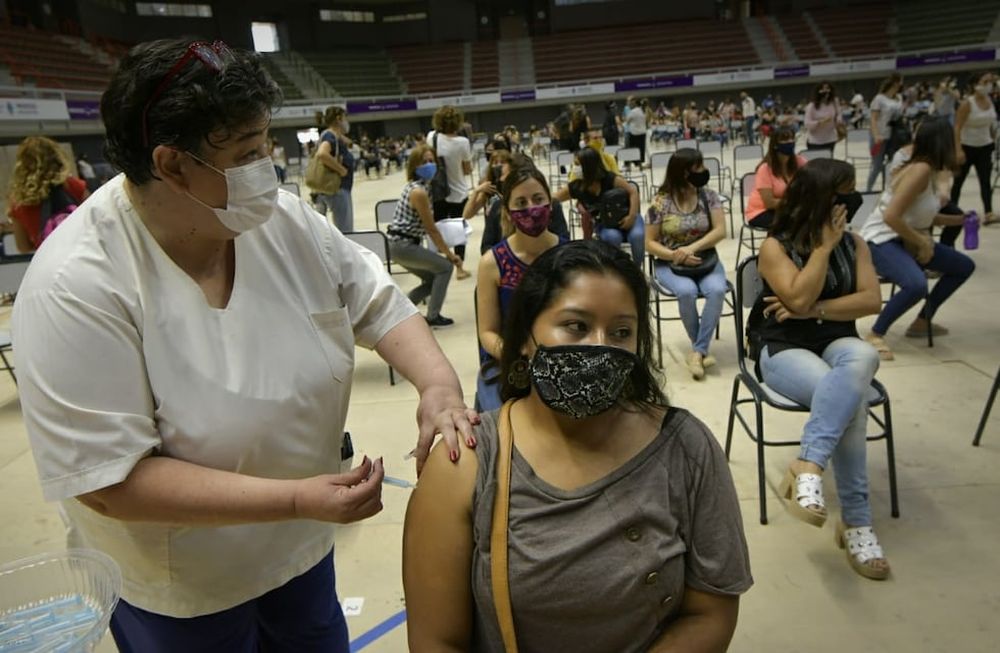 En el Aconcagua Arena comenzó la campaña de vacunación a docentes mendocinos, como parte de la lucha contra el Covid-19. Vacunarán a 5.000 docentes por día. | Foto: Orlando Pelichotti.