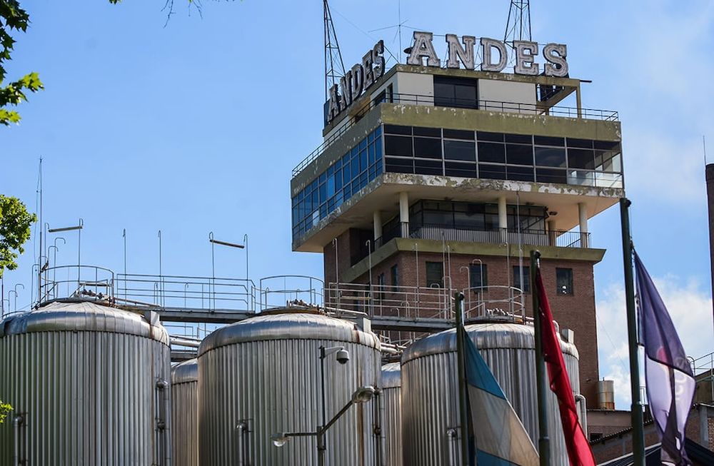 El edificio de Andes es un hito en Benegas. La fábrica configuró la vida de los vecinos desde sus primeros años. Foto: Mariana Villa / Los Andes