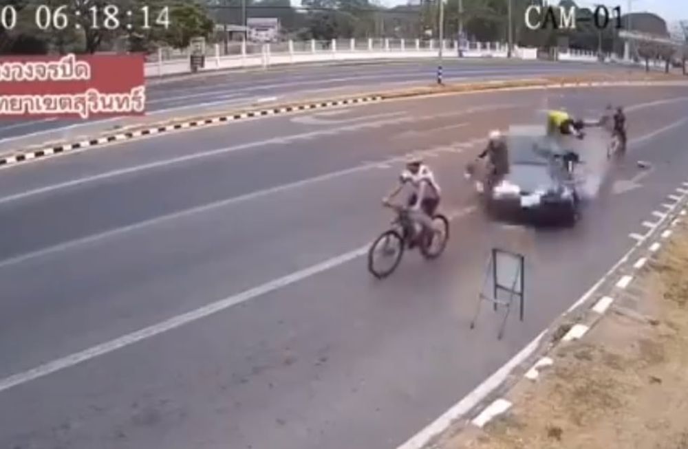 El 10 de marzo, alrededor de las 6:20 de la mañana, residentes que transitaban por una autopista del distrito de Mueang, provincia de Surin, alertaron al Centro de Radio de Rescate sobre un fatal accidente frente a la Universidad Tecnológica de Rajamangala. Foto: Captura video