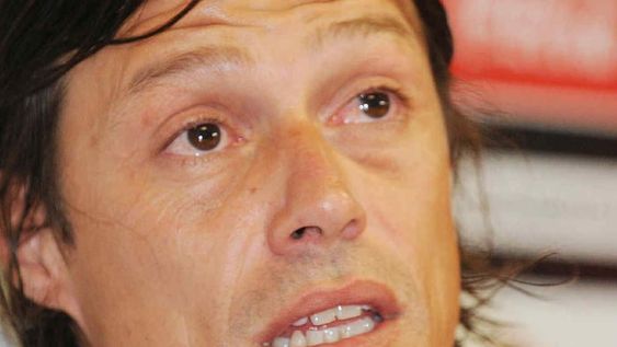 Matías Almeyda y un gran gesto con Ezequiel Cirigliano. / archivo