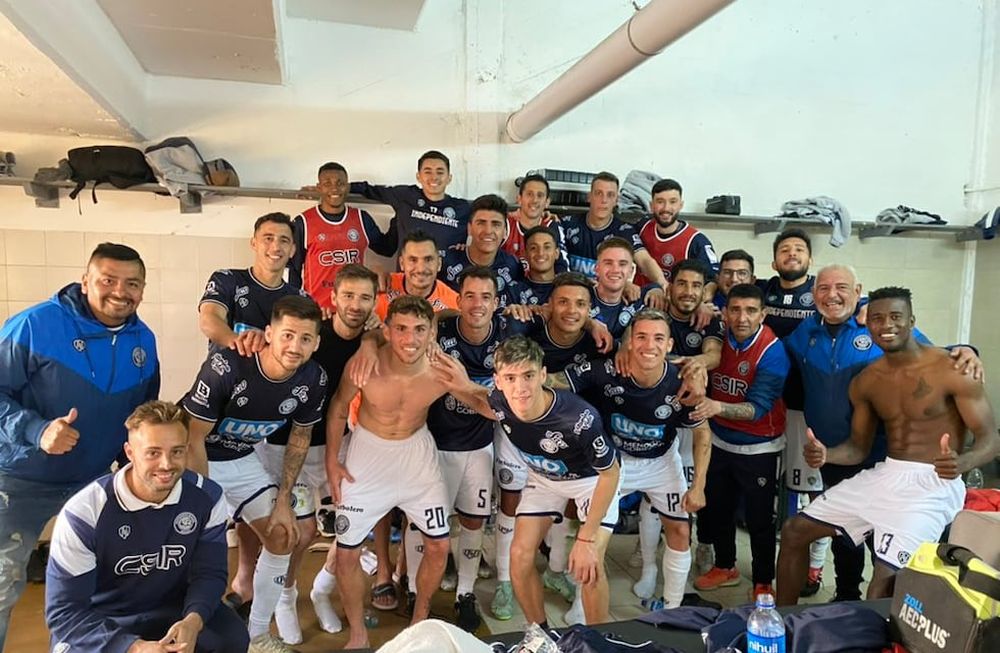 El plantel de Independiente Rivadavia festeja en los vestuarios del estadio de Flandria. / Gentileza: Prensa CSIR