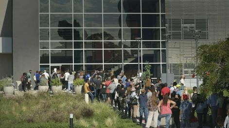 Filas en consultorios de hospital Central. Orlando Pelichotti / Los Andes