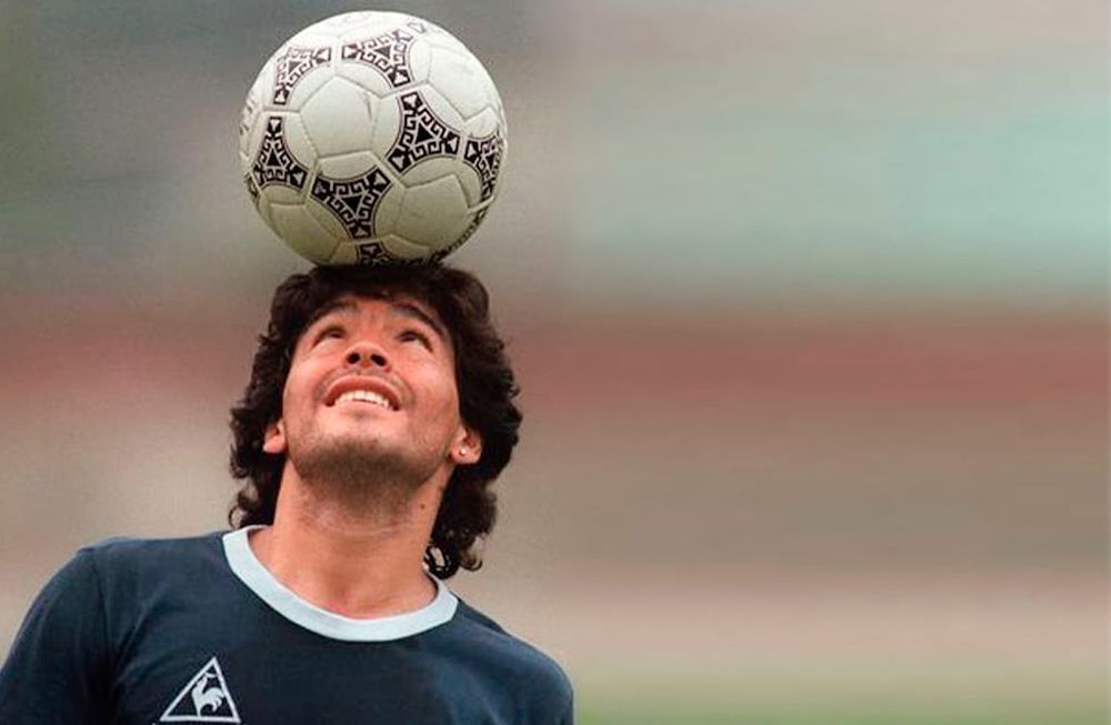 Diego y la postal inolvidable: el balón como una extensión más de su cuerpo.