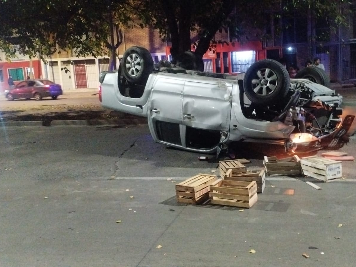 Completamente ebrio, volcó su camioneta en la Costanera: llevaba a su hijo de 10 años y no tenía carnet