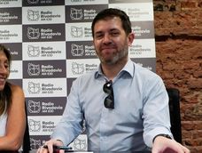 Ignacio Ortelli junto a la CEO del grupo Alpha Media, Silvia Marino.