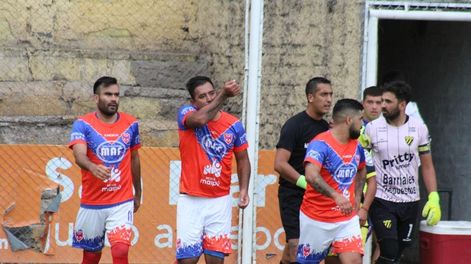 Los Andes | Franco Coca (se besa el tatuaje de su brazo) festeja el primer gol del Toponero en la gran victoria 2-1 ante el Jarillero. / Gentileza Prensa Rodeo del Medio,