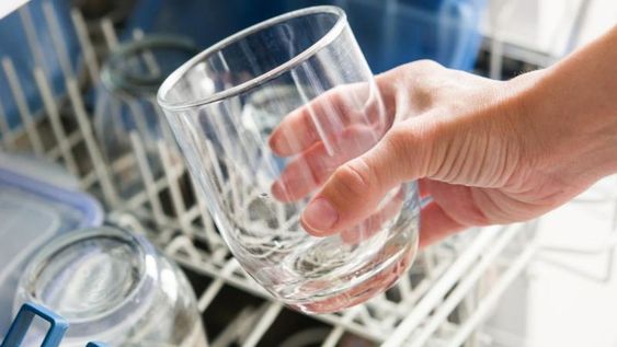 Para dejar la cristalería de casa como nueva es ideal copiarle el método a los restaurantes. No se necesita máquinas y se hace en segundos.
