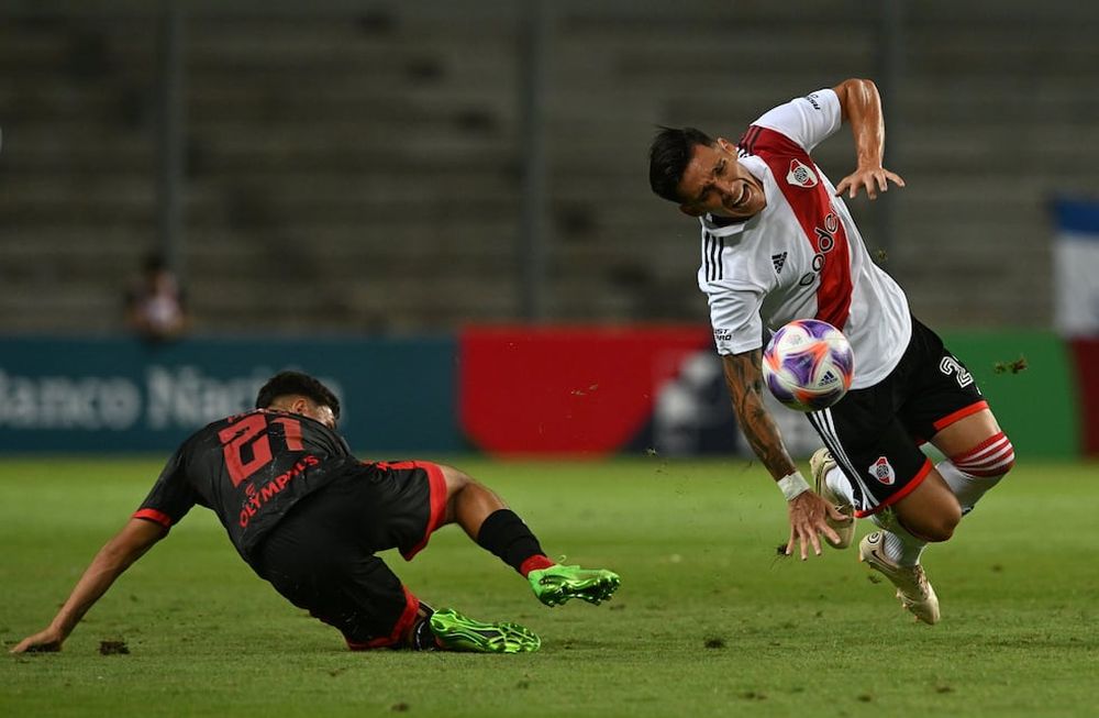 El momento del tremendo golpe que recibió Kranevitter y que terminó con fractura de su tobillo derecho. (La Página Millonaria)