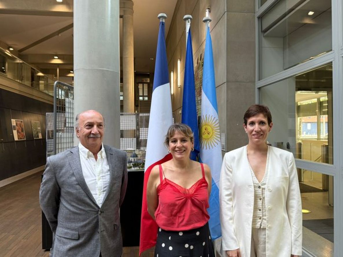 La ministra de Ambiente y Energía, Jimena Latorre, junto con autoridades de la Agencia Francesa para el Desarrollo (AFD).