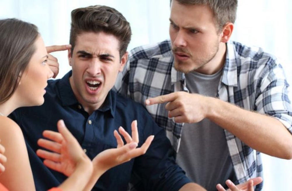 Cuando estamos hablando y reprochamos a una persona un defecto que ella censura en otra, usamos la expresión: “mirá quien habla”. / Imagen ilustrativa.