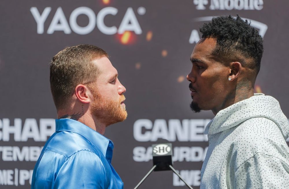 El indiscutible campeón mundial de los súper medianos, Canelo Álvarez, izquierda, de México, y el indiscutible monarca mundial junior de peso mediano, Jermell Charlo, posan para las fotografías durante una conferencia de prensa promocional de su pelea, el miércoles 16 de agosto de 2023, en Beverly Hills, California. (AP Foto/Damian Dovarganes)