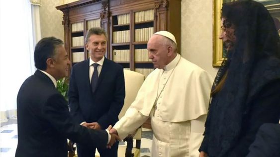 Alfredo Cornejo junto a Mauricio Macri y el papa Francisco en febrero de 2016