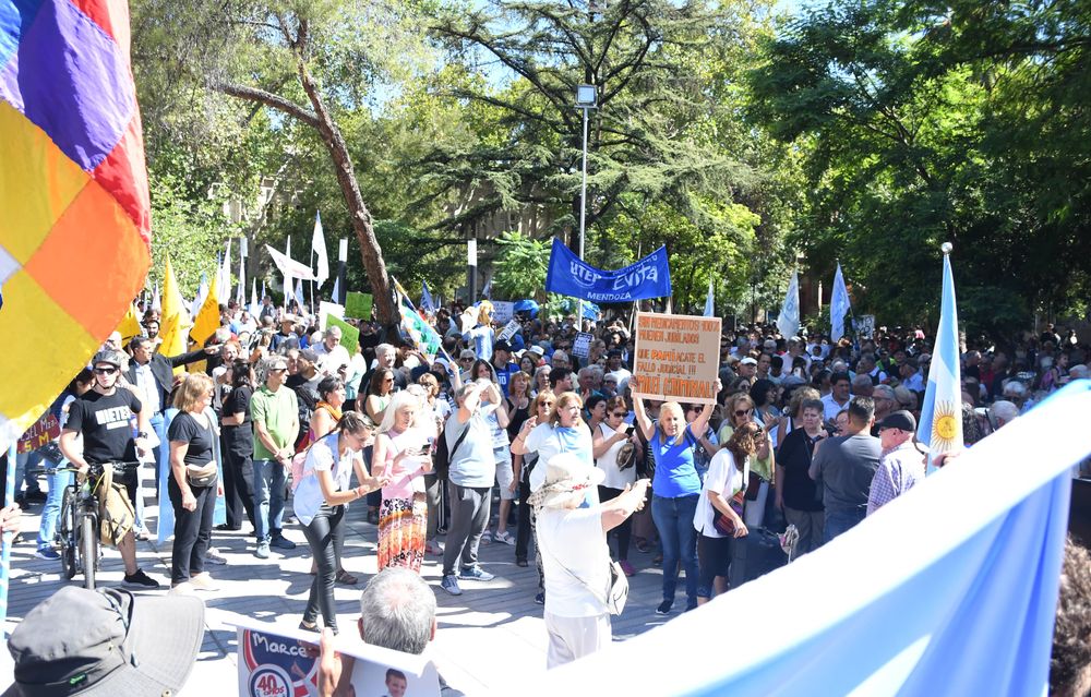 Jubilados marchan en Mendoza con apoyo de estudiantes y sindicatos. Foto: Ramiro Gomez. 