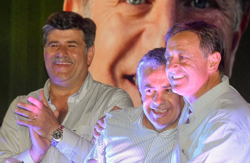 Hace un año Suárez y Abed festejaban con el entonces gobernador Cornejo la victoria electoral. Un año después, la gestión está marcada por el Covid-19.