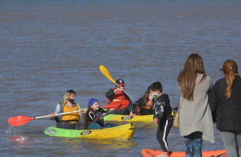 Postal de domingo. Familias en el dique Potrerillos, uno de los puntos que más visitantes atrajo para disfrutar del tiempo libre. Foto: Jose Gutierrez / Los Andes.