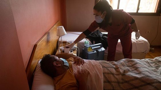 Gonzalo Cassia, paciente con Covid-19, es asistido por la doctora Verónica Ledesma, en una de las habitaciones del hotel. / Foto: Ignacio Blanco