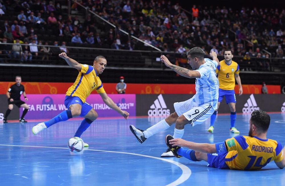 Mundial de Futsal: Argentina enfrenta a Brasil por un lugar en la final.