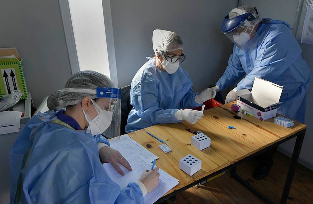 Tienen múltiples responsabilidades. No sólo aplican la vacuna, sino que cumplen diversas tareas que complementan el proceso. / Foto: Orlando Pelichotti / Los Andes