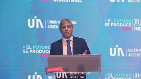 El ministro de Economía, Luis Caputo, durante su exposición en la 31° Conferencia Industrial de la UIA en Buenos Aires.