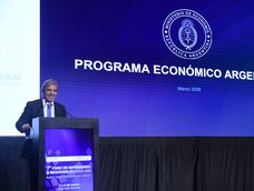foro de inversiones: luis caputo aseguro que hay usd 170.000 millones debajo de los colchones