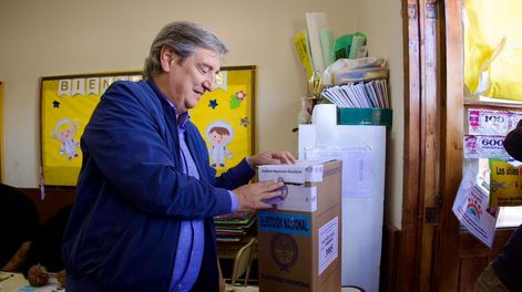 El candidato a diputado nacional Emir Félix Fuerza Justicialista) vota en las elecciones legislativas de este domingo 26 de octubre