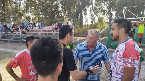 El árbitro Juan Pablo González dialoga con el DT de Beltrán Marcos Quiroga y los capitanes Leo Hidalgo (Beltrán) y Misael  Torres (Rodeo) durante una de las interrupciones del partido. / Gentileza: Adrián Grucci